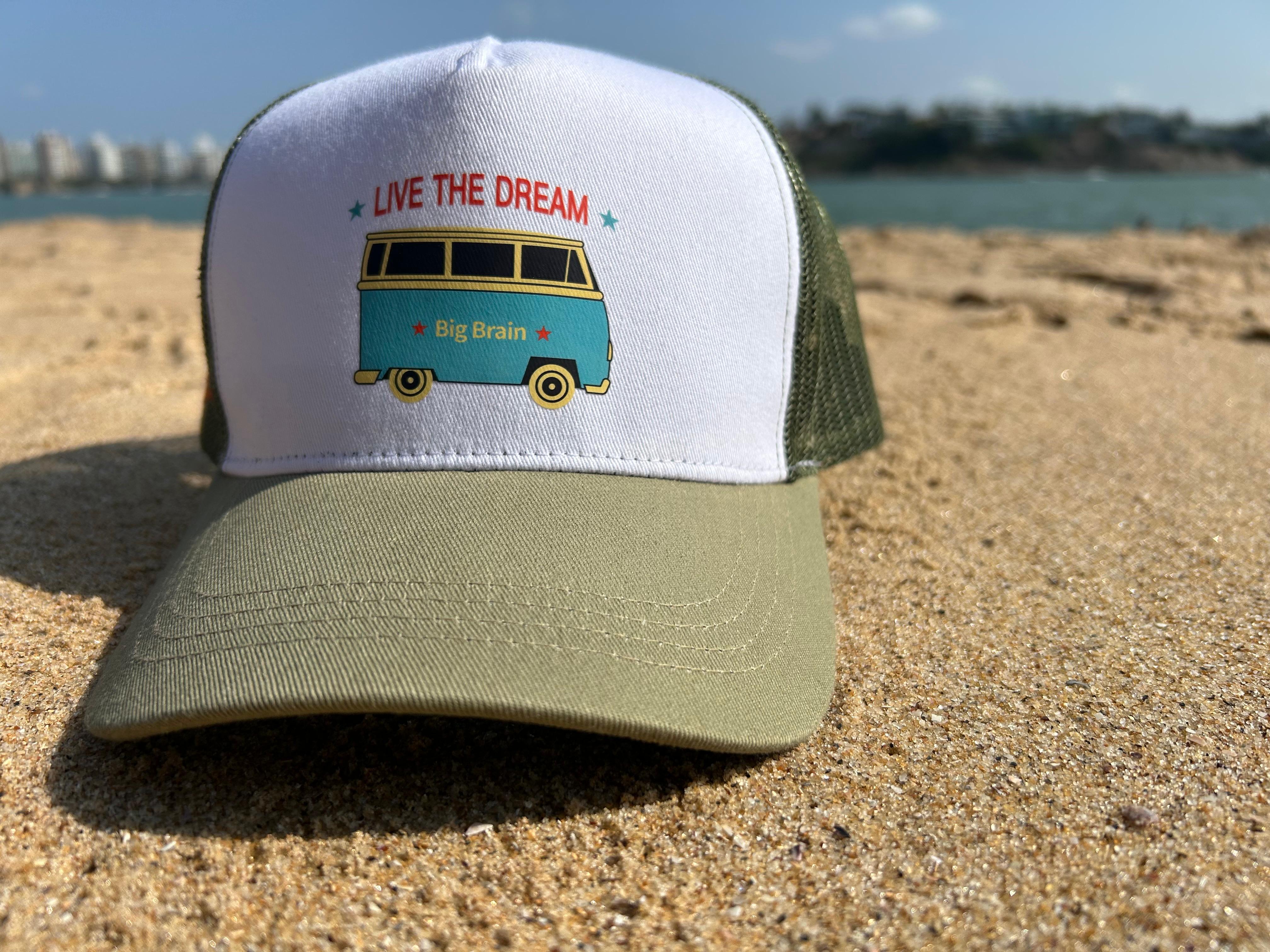 Boné BIG BRAIN branco e verde fotografado na praia